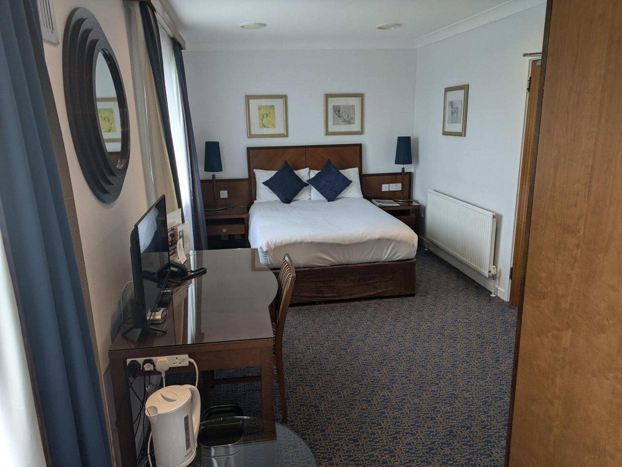 Best Western Homestead Court Hotel Вэлвин Гарден Сити Экстерьер фото